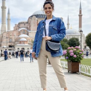 شنطة كروس نسائي جلد طبيعي أسود – نصف دائرة بتجزيعات التمساح | صناعة يدوية AMY