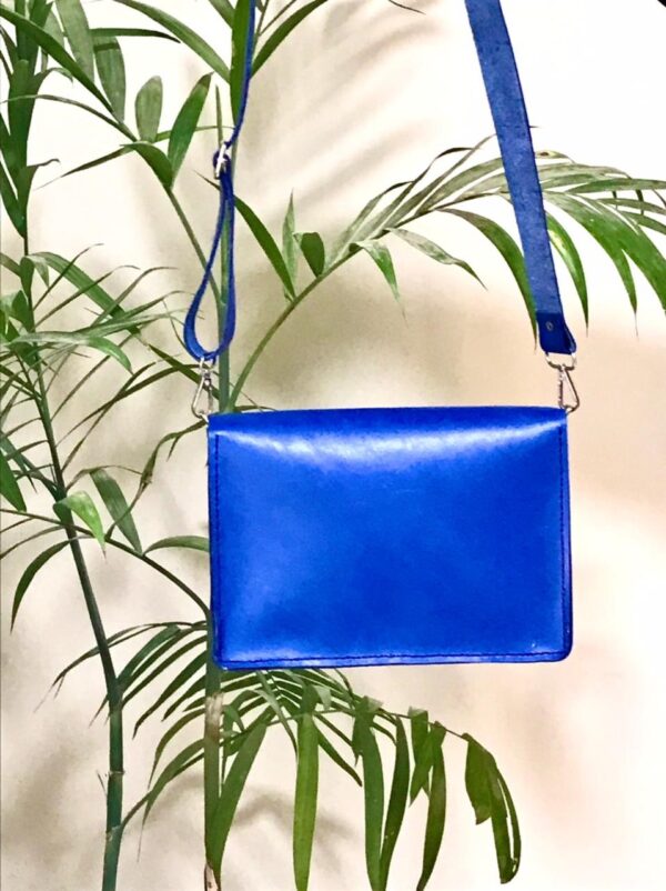 شنطة كروس جلد طبيعي أزرق ملكي بتصميم زاوية مثلث – Handmade by AMY Royal Blue Genuine Leather Crossbody Bag – Triangle Front Design | AMY