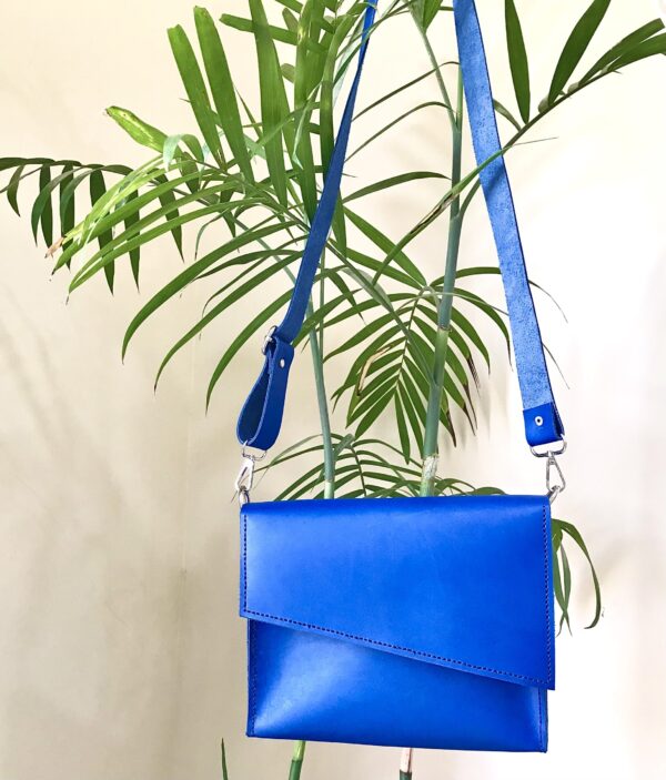 شنطة كروس جلد طبيعي أزرق ملكي بتصميم زاوية مثلث – Handmade by AMY Royal Blue Genuine Leather Crossbody Bag – Triangle Front Design | AMY
