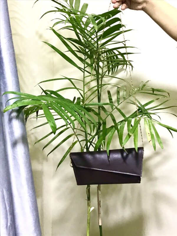 شنطة كتف شولدر جلد طبيعي بني داكن – كلاسيك مع يد سلسلية | Dark Brown Classic Leather Shoulder Bag – Chain Handle Handmade