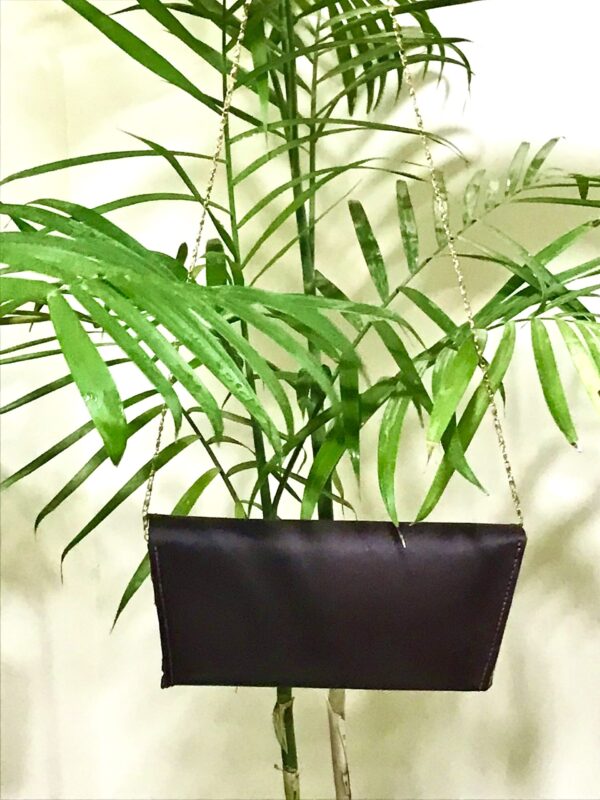 شنطة كتف شولدر جلد طبيعي بني داكن – كلاسيك مع يد سلسلية | Dark Brown Classic Leather Shoulder Bag – Chain Handle Handmade