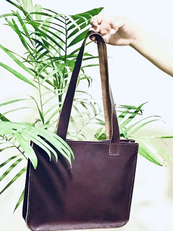 شنطة كتف نسائية جلد طبيعي بني داكن – مستطيلة كبيرة للعمل | Dark Brown Large Leather Shoulder Bag – Handmade for Work