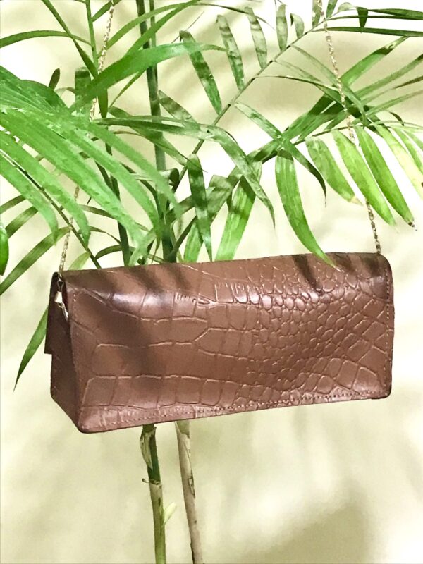 شنطة كتف شولدر جلد طبيعي بقري – تجزيعات تمساح بني مع يد سلسلية | Brown Croc Embossed Cowhide Shoulder Bag – Chain Handle Handmade