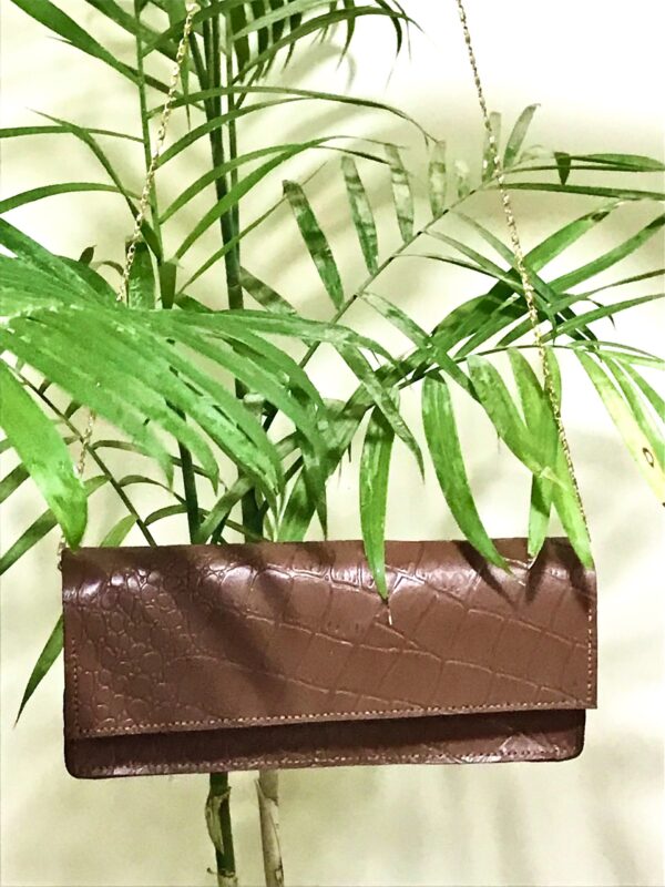 شنطة كتف شولدر جلد طبيعي بقري – تجزيعات تمساح بني مع يد سلسلية | Brown Croc Embossed Cowhide Shoulder Bag – Chain Handle Handmade