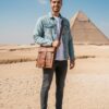 شنطة كروس رجالي جلد طبيعي صناعة يدوية، تحتوي على جيب أمامي وقفل إبزيم Handmade men’s crossbody bag in natural leather with front pocket and buckle closure
