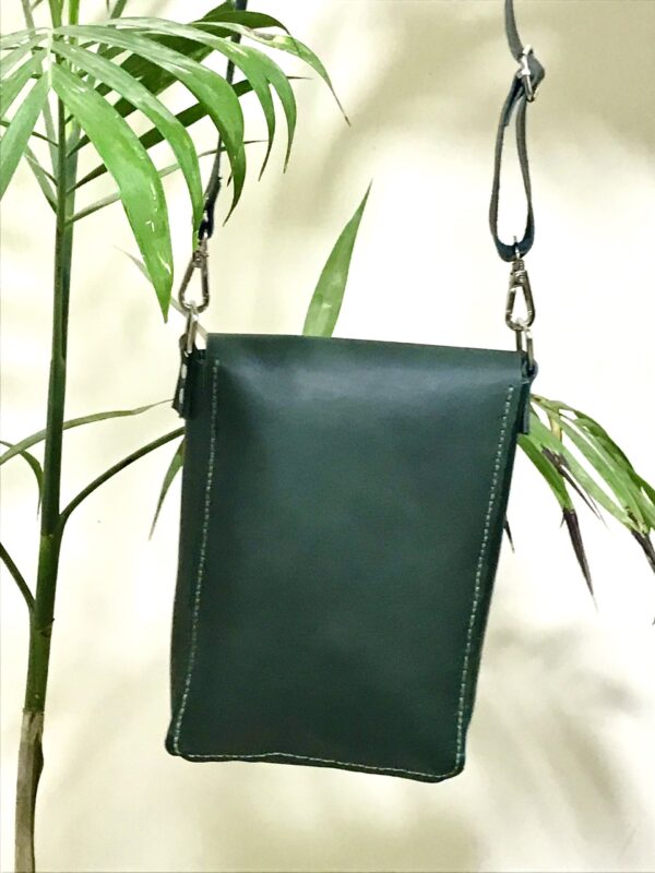 شنطة كروس رجالي جلد طبيعي لون زيتوني – تصميم كلاسيك من AMY