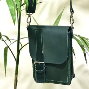 شنطة كروس رجالي جلد طبيعي لون زيتوني – تصميم كلاسيك من AMY