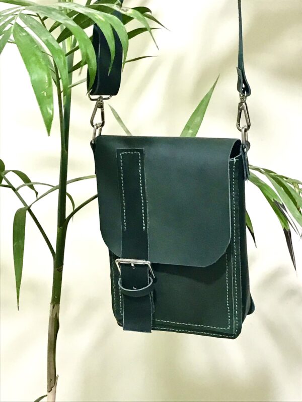 شنطة كروس رجالي جلد طبيعي لون زيتوني – تصميم كلاسيك من AMY